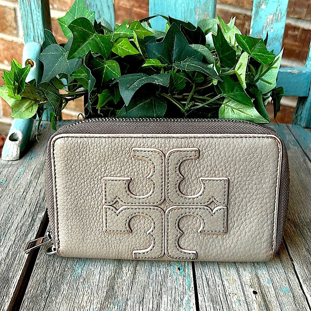 TORY BURCH Zip Wallet in Textured Leather (Light Oak) w/Double Logo~pls read!